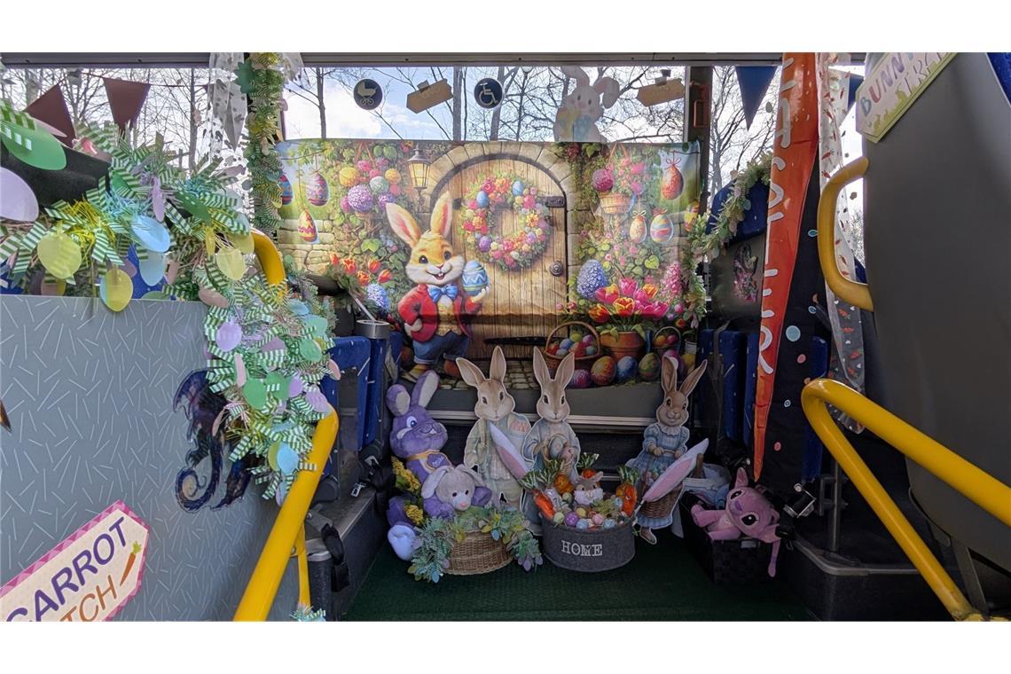 Im hinteren Teil des Busses tummeln sich die Osterhasen.