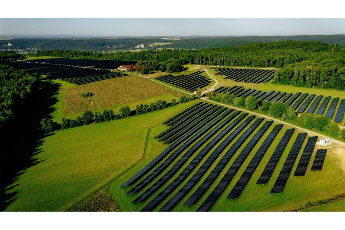 Das Ende der Dunkelflaute? Im Hintergrund sieht man den Böttinger Hof, auf dessen früherer Ackerfläche jetzt der Solarpark der EnBW errichtet worden ist.