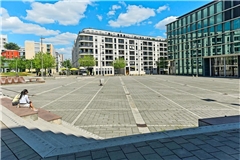 Im Hochsommer ist der Pariser Platz ein Ort mit wenig Schatten.