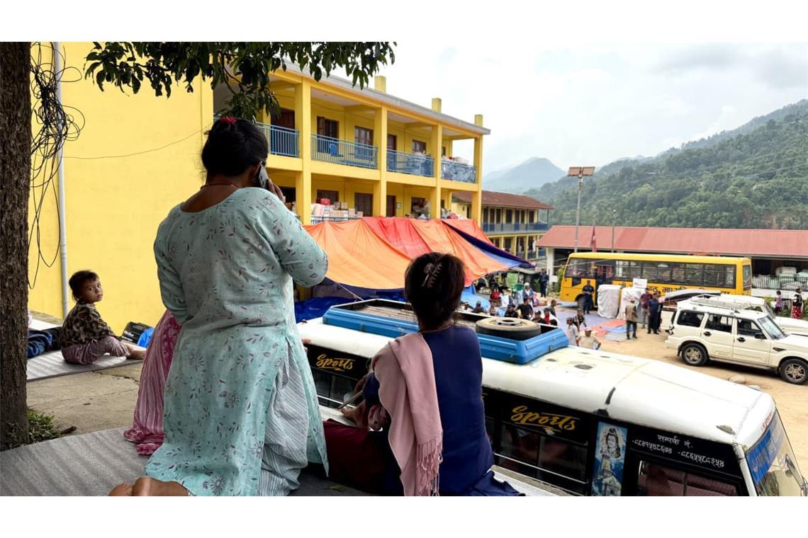 Im Hof der Shree Neelakanta Secondary School in Betrawati in Nepal werden Hilfsgüter sortiert. Gleichzeitig findet in den ersten Klassen wieder Unterricht statt. Doch von vielen Schülern fehlt ein Lebenszeichen.