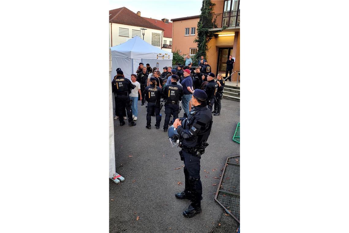 Im Hof vor der Halle hat die Polizei einige Störer festgesetzt.