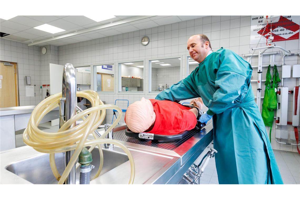 Kollege Tod - So werden Bestatter ausgebildet Im Hygieneraum üben die Auszubildenden zusammen mit Dozenten an Leichen und Puppen unter anderem, wie sie tote Körper für Aufbahrungen vorbereiten.