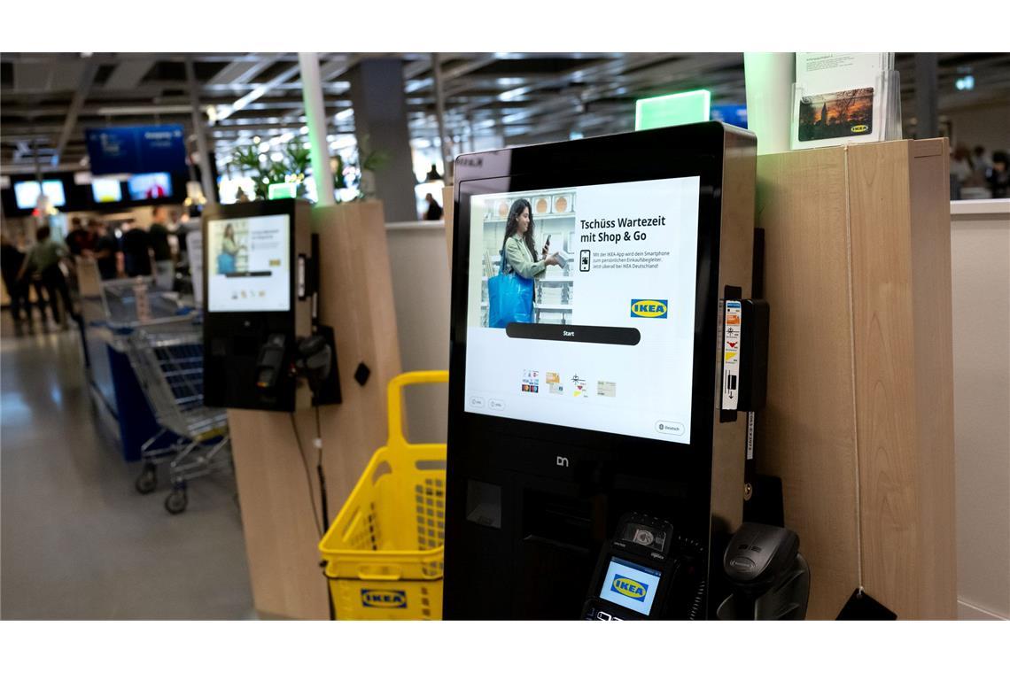 Diebstahl an SB-Kassen: So schützen sich die Händler Im Ikea-Einrichtungshaus in Düsseldorf gibt es seit Mai 2024 testweise nur noch SB-Kassen. Das Konzept soll möglicherweise bundesweit auf andere Filialen übertragen werden.