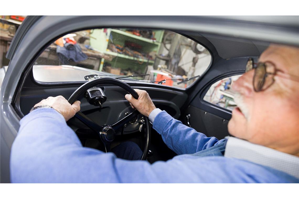 Im Innenraum ist für größere Menschen kaum Platz, die Beine unter das Lenkrad zu bekommen.