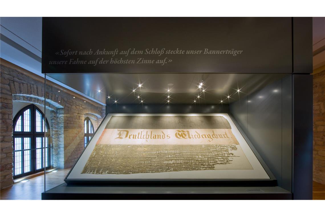 Historiker mahnt: „Dürfen Radikalen Schwarz-Rot-Gold nicht überlassen“ Im Innern liegt die „Urfahne“ vom Hambacher Fest aus dem Jahr 1832. Damals wurde die schwarz-rot-goldene Flagge zum ersten Mal prominent gezeigt.