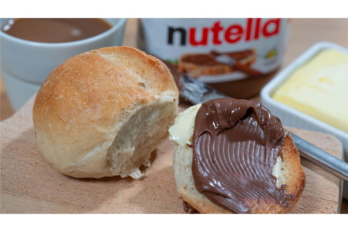 Nutella-Miterfinder mit 97 Jahren gestorben Im italienischen Alba lief 1964 das erste Glas Nutella vom Band. Heute ist die Nuss-Nougat-Crème fast überall auf der Welt ein Erfolg. Nun ist der Miterfinder Francesco Rivella gestorben.