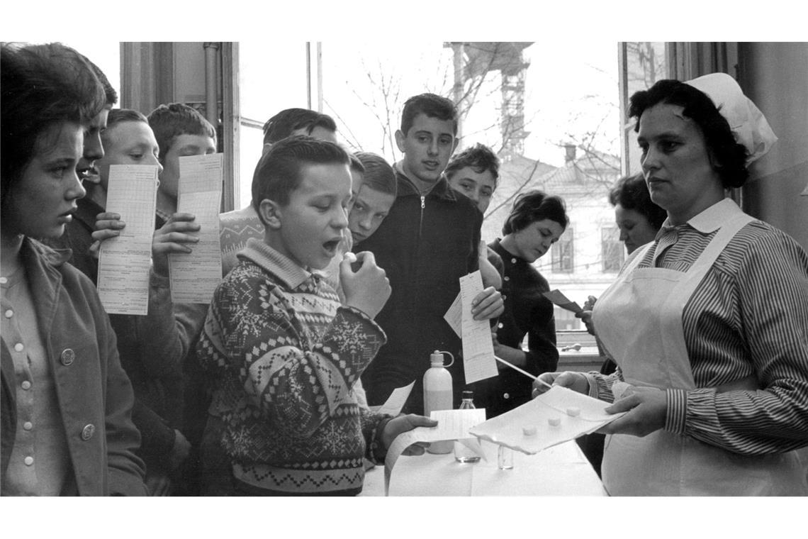 Pakistans schwieriger Kampf gegen die Kinderlähmung Im Jahr 1962 wurde in Deutschland auch noch eine Schluckimpfung verwendet, hier auf einem Zuckerwürfel. Mittlerweile ist die Impfung Teil einer Sechsfach-Impfung per Spritze.