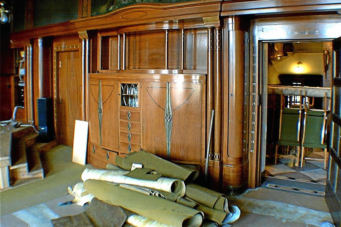 Der Kampf um die Villa Franck geht weiter Im Jahr 2000 vor Übernahme der Villa Franck: Der Jugendstilsalon und...