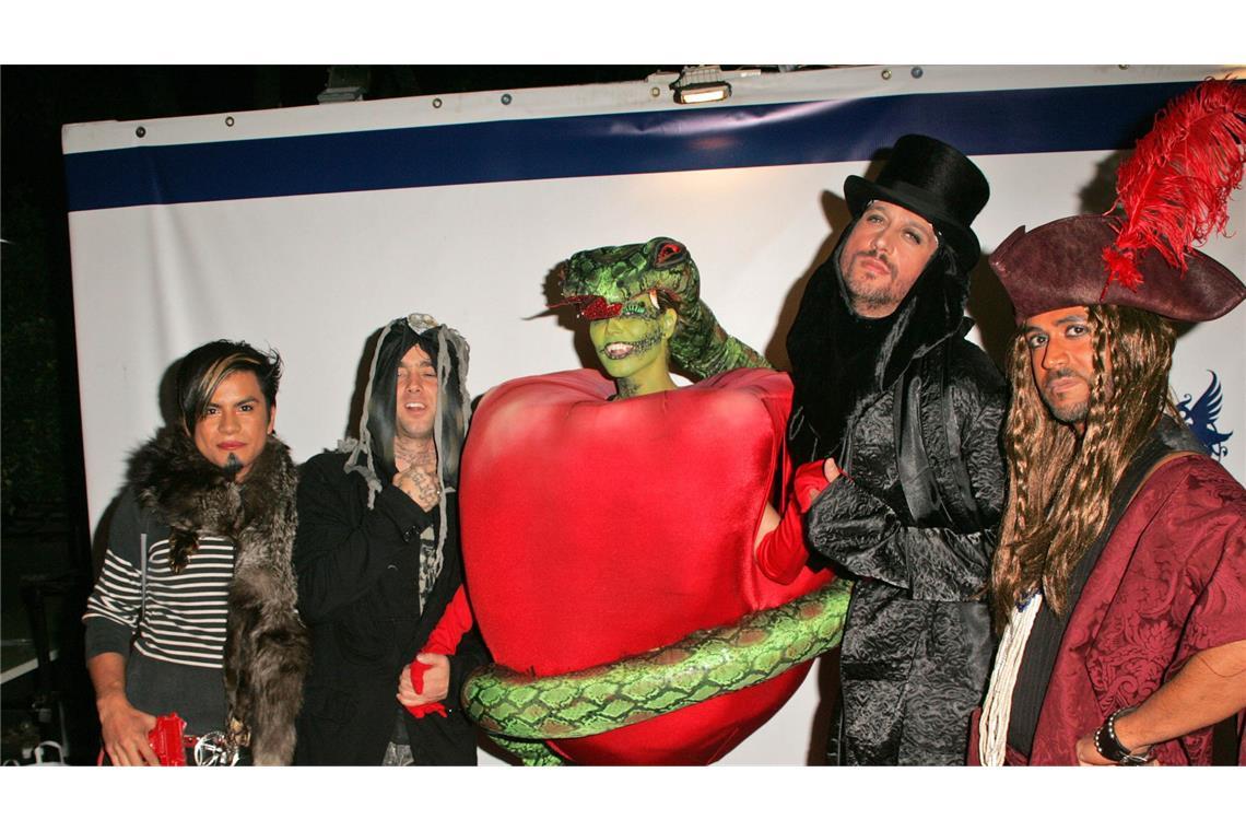Heidis Klums Halloween-Kostüme: Die spektakulären Looks der vergangenen 25 Jahre Im Jahr 2006 machte Heidi Klum mit ihrem Kostüm eine Anspielung auf die Bibel und die Geschichte von Adam und Eva. Sie verkleidete sich als Schlange mit übergroßem Apfel.