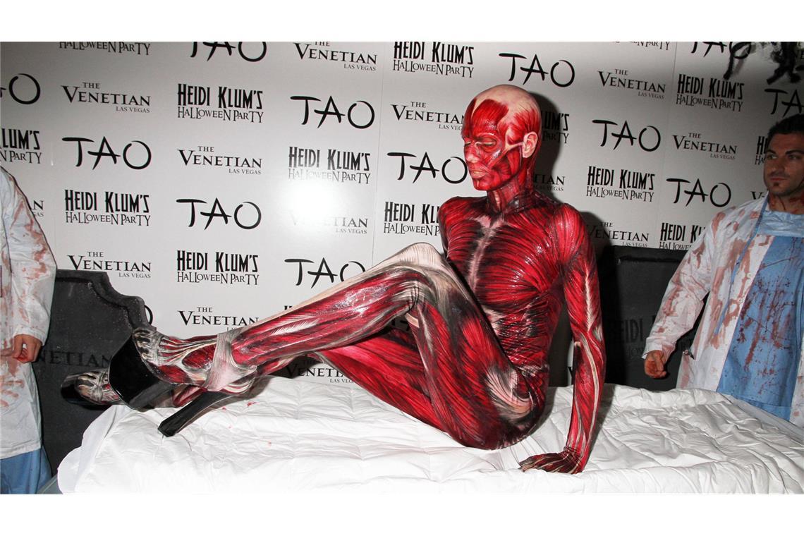 Heidis Klums Halloween-Kostüme: Die spektakulären Looks der vergangenen 25 Jahre Im Jahr 2011 war es bei Heidis Halloween-Party besonders schaurig: Sie wird als gehäuteter Mensch von Ärzten in blutigen Kitteln hereingefahren.