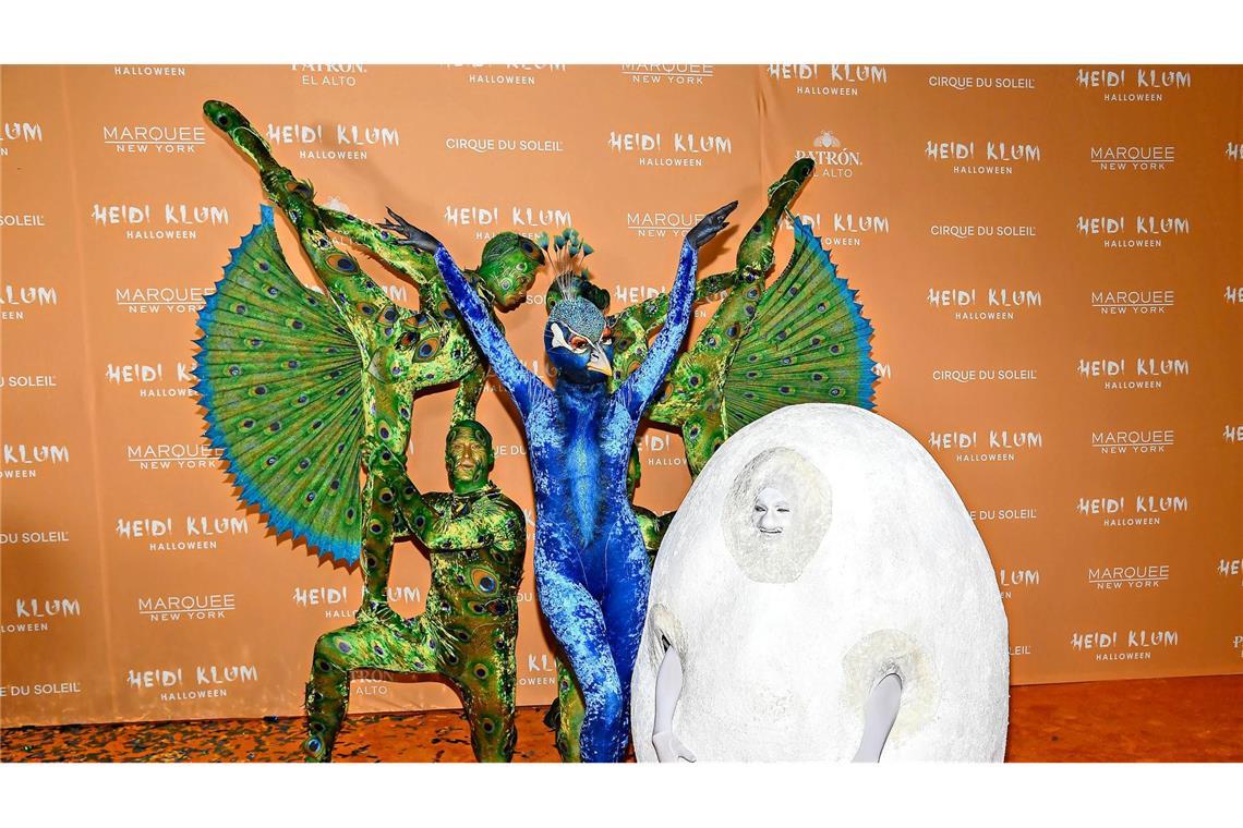 Heidis Klums Halloween-Kostüme: Die spektakulären Looks der vergangenen 25 Jahre Im Jahr 2023 präsentierte sich Heidi Klum in schillerndem Blau mit ganz besonderen Flügeln.
