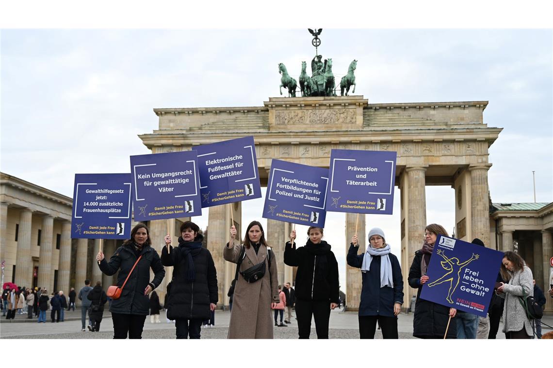 Gewalt gegen Frauen - fast jeden Tag ein Femizid Im Jahr 2023 wurden 938 Mädchen und Frauen in Deutschland Opfer von versuchten oder vollendeten Femiziden.