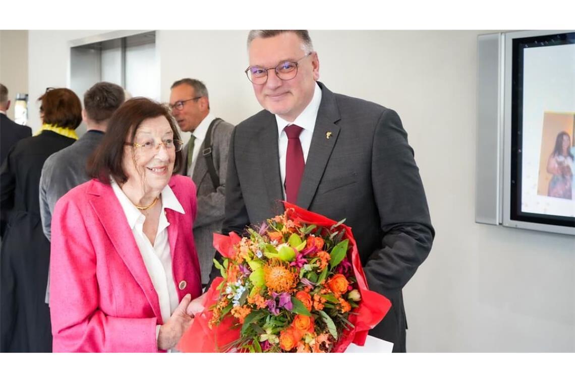 Im Jahr 2024 gratuliert Oberbürgermeister Norbert Zeidler der Unternehmenspatriarchin Sieglinde Vollmer zum 100. Geburtstag. Wenige Monate später stirbt sie.