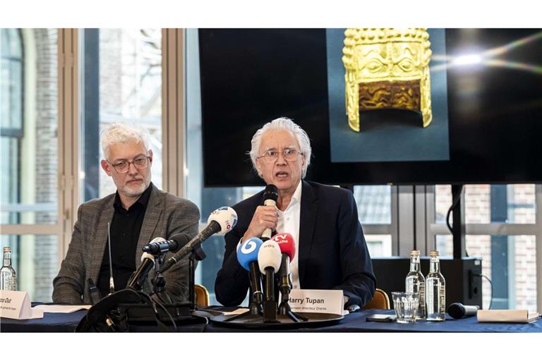 Im Januar 2025 hatte der Direktor des Drents Museums, Harry Tupan, (rechts), über den spektakulären Kunstraub informiert. (Archivbild)