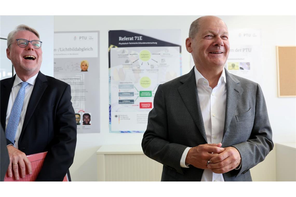 Mehr Asylanträge im Januar: Syrien Herkunftsland Nummer eins Im Juli hatte Bundeskanzler Olaf Scholz (SPD) - hier mit Bamf-Präsident Hans-Eckhard Sommer - das Bundesamt für Migration und Flüchtlinge (Bamf) in Nürnberg besucht. (Archivbild)