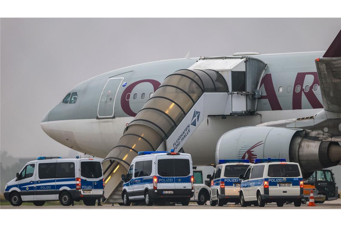 Dobrindt schickt Beamte zu Taliban – Grüne und Linke warnen Im Juli startete von Leipzig/Halle aus der bisher zweite Abschiebeflug seit der Machtübernahme der Taliban 2021 nach Afghanistan. An Bord waren nach Behördenangaben 81 Straftäter.