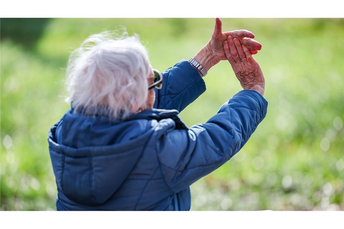 Im Juli steigen die Renten in Deutschland, hier eine Rentnerin bei einer Yogastunde. (Archivbild)