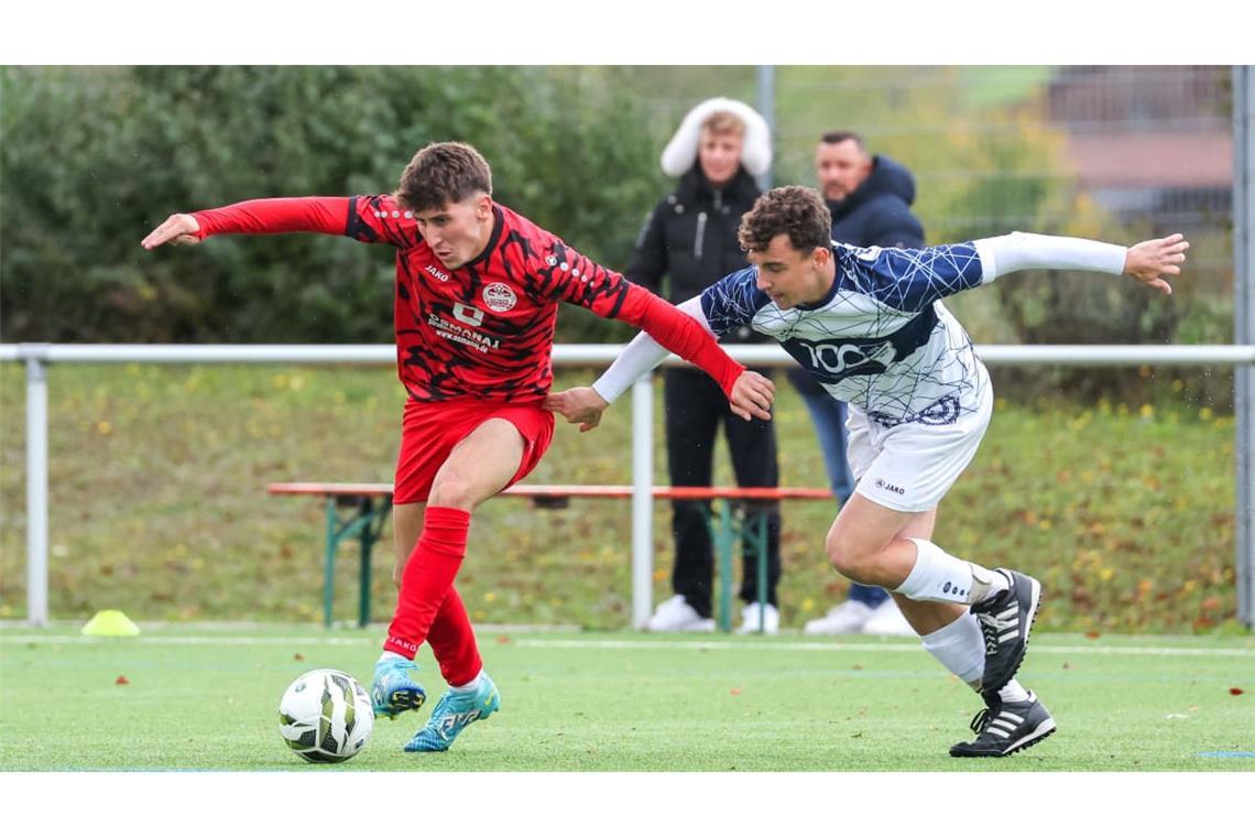 Im Kellerduell zwischen dem TSV Münchingen und Drita Kosova Kornwestheim ging der TSV leer aus: Drita-Kicker Elvis Gashi (li.) gegen den Münchinger Max Keller.