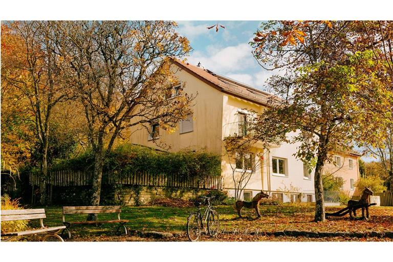 Im Kinderdorf heilen geschundene Seelen und körperliche Narben, hier wachsen die Kids auf wie in einer richtigen Familie, mit Geschwistern und Eltern. Nur eben im XXL-Format.