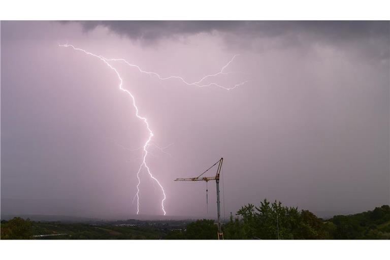 Im Kreis Calw ist mutmaßlich ein Blitz in eine Scheune eingeschlagen. (Symbolbild)