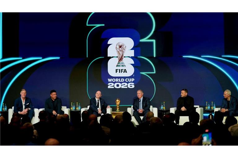 Im Kreise von Fußball-Legenden wie Ronaldo (Zweiter von links) präsentierte FIFA-Chef Infantino (Dritter von links) den Spielplan.