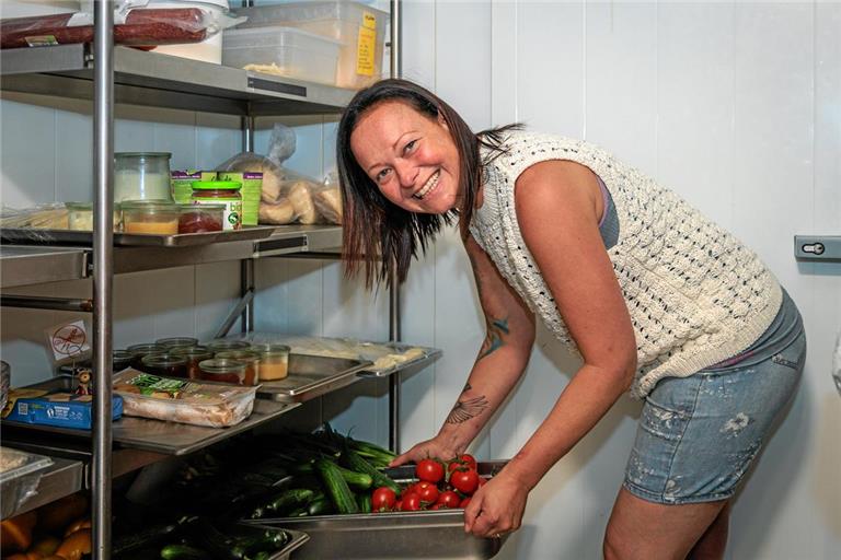 Im Kühlraum verstaut Angela Kachel ihre Biovorräte. Fotos: Stefan Bossow
