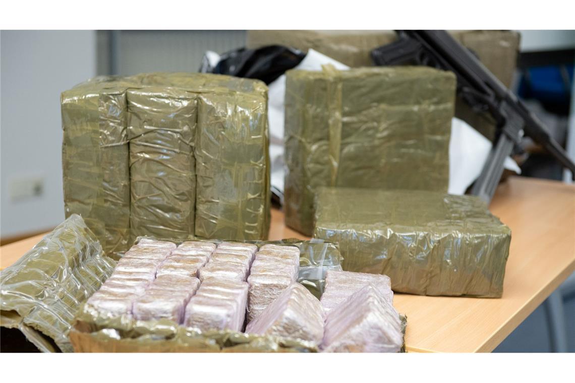 Im Kühlschrank eines mutmaßlichen Drogenschmugglers finden Zollbeamte Haschisch - getarnt als Dubai-Schokolade. (Symbolbild)