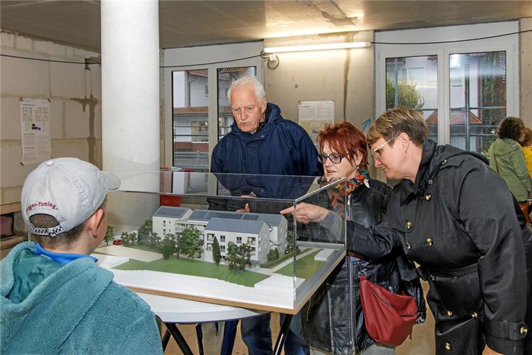 Im künftigen Gemeinschaftssaal erläutert Katharina Goss-Mau (rechts) von der FWD Hausbau am Modell noch Details.