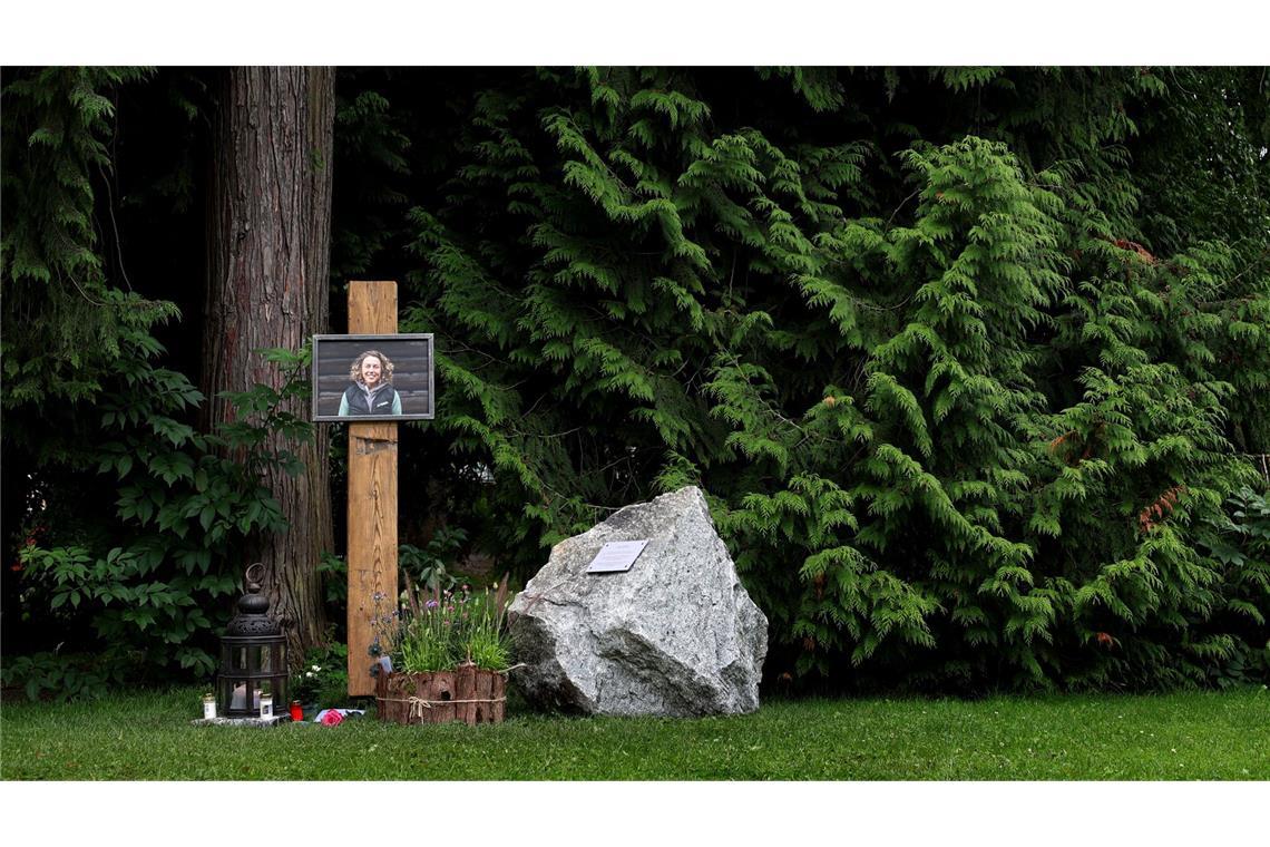 Im Kurpark Partenkirchen erinnert eine Gedenkstätte an die verstorbene Biathletin.