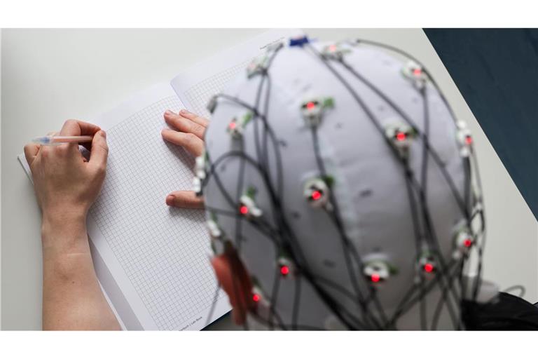 Im Labor der MSH Medical School Hamburg wird zum Thema Linkshändigkeit geforscht. Dabei wird die Hirnaktivität gemessen.