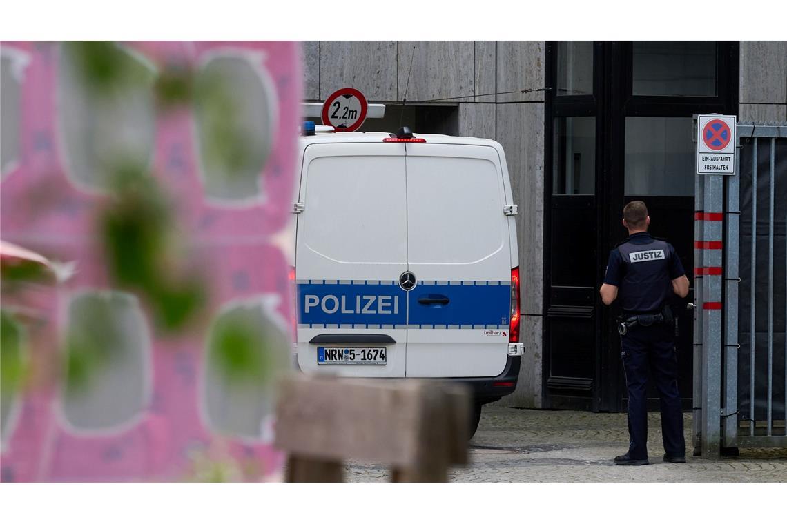 Angriff vor Bar: 35-Jähriger wegen Mordversuchs in U-Haft Im Landgericht Bielefeld wurde der Tatverdächtige einem Haftrichter vorgeführt.