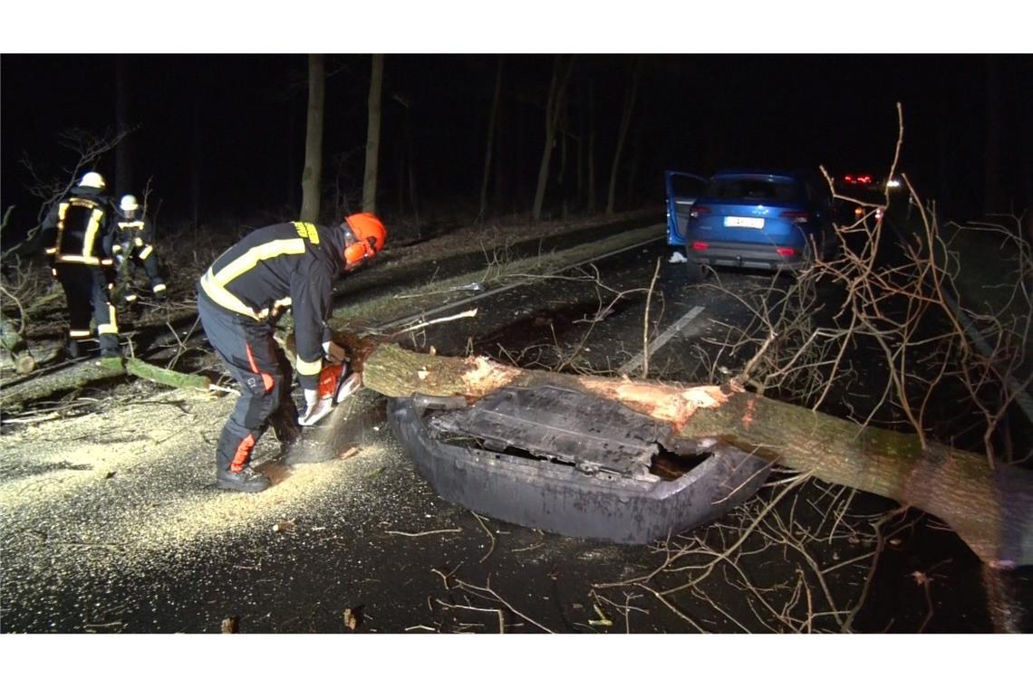 Sturm sorgt für Schäden im Norden und bringt Wassermassen Im Landkreis Emsland fuhr eine Autofahrerin mit ihrem Wagen gegen einen Baum. Sie wurde leicht verletzt.