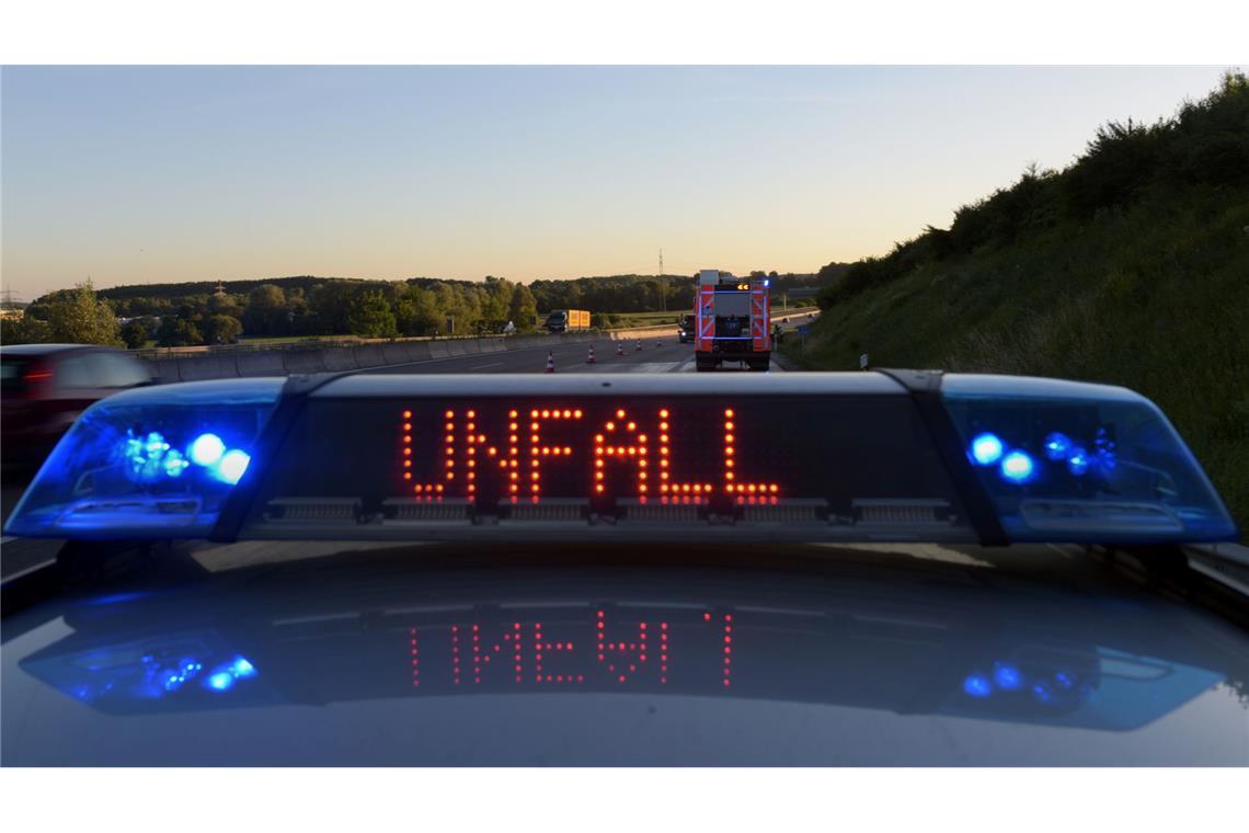 Reisebus mit Senioren kommt von Straße ab - sechs Verletzte Im Landkreis Gifhorn sind bei einem Unfall mit einem Reisebus mehrere Menschen verletzt worden. (Symbolbild)