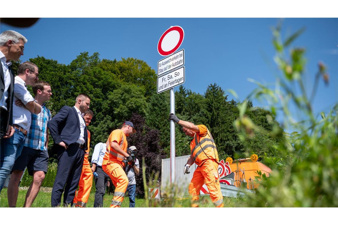 Im Landkreis Rosenheim gibt es bei Stau auf der Autobahn 8 für den Ausweichverkehr Durchfahrtsverbote. (Archivbild)