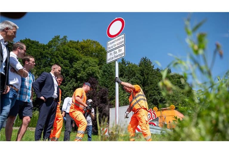 Im Landkreis Rosenheim gibt es bei Stau auf der Autobahn 8 für den Ausweichverkehr Durchfahrtsverbote. (Archivbild)