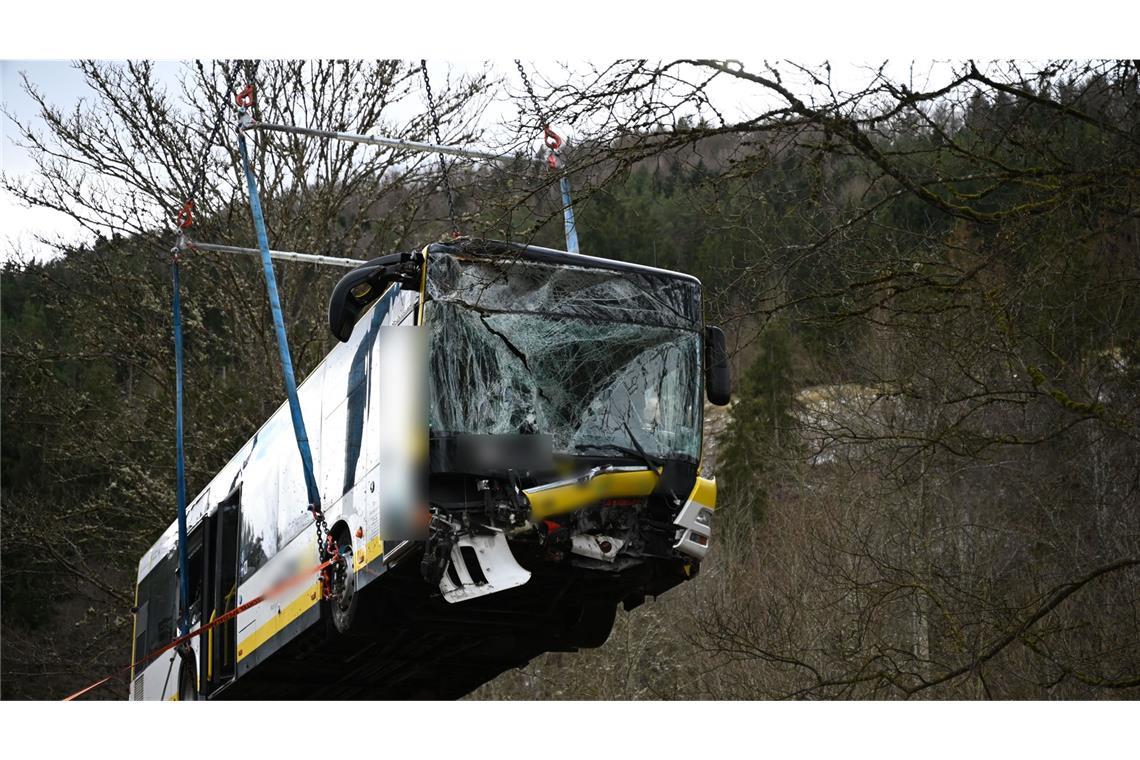 Im Laufe des Vormittags wurde der Bus zurück auf die Straße gezogen, wie eine Polizeisprecherin sagte.