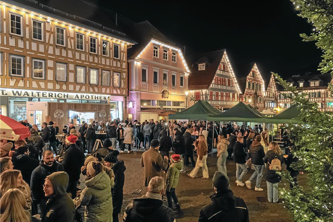 Im Lichtermeer treffen sich die Besucherinnen und Besucher zum Plausch und der einen oder anderen Leckerei. Fotos: Stefan Bossow