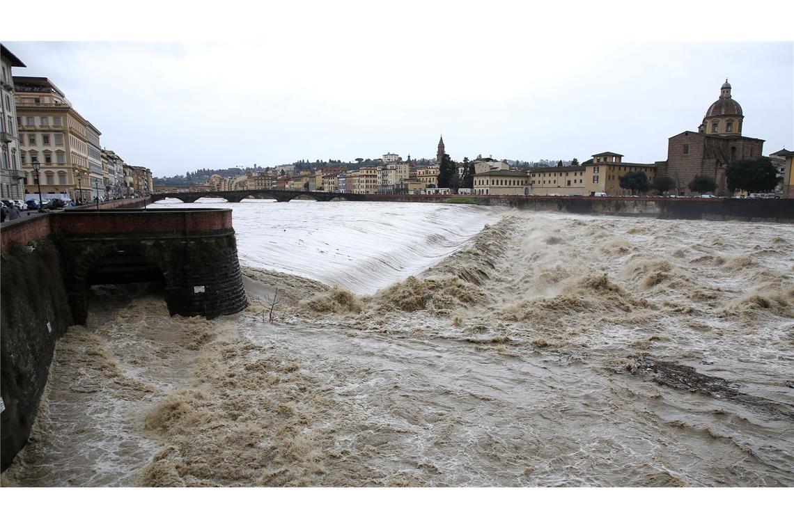 Heftiger Regen im Norden Italiens Im März waren insbesondere die Toskana und die Emilia-Romagna von Unwettern betroffen, so wie hier am Fluss Arno. (Archivbild)