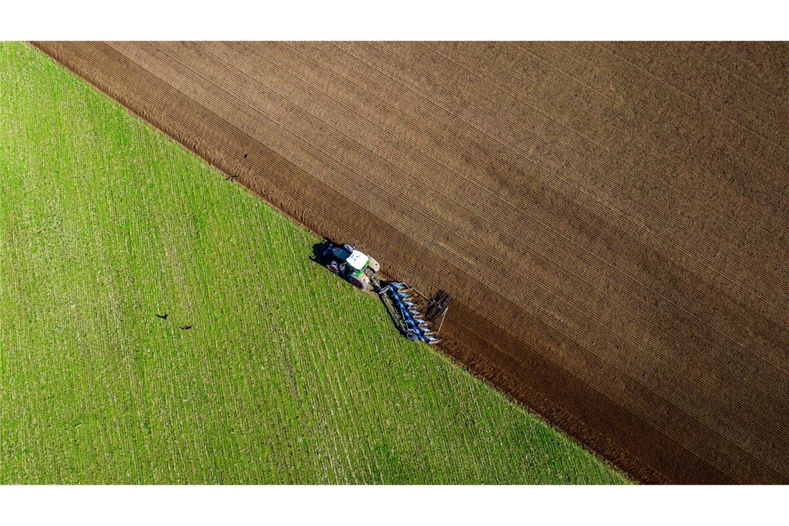 Bilder des Tages Im Märzen der Bauer..... Ein Traktor zieht einen Pflug über einen Acker in Mecklenburg-Vorpommern und bereitet das Feld auf die Aussaat in den nächsten Tagen vor (Luftaufnahme mit einer Drohne).