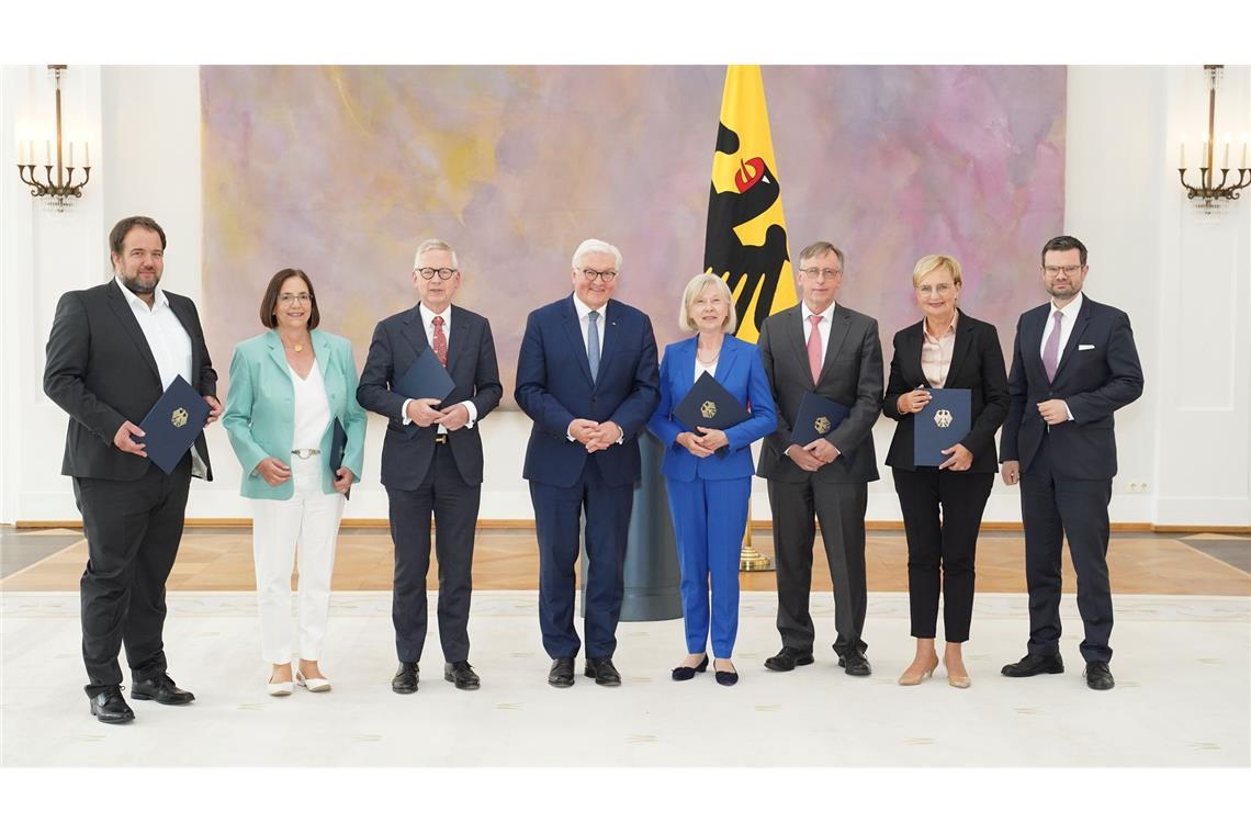 Normenkontrollrat plant Empfehlungen für neue Regierung Im Mai 2022 ernannte Bundespräsident Frank-Walter Steinmeier in Anwesenheit des damaligen Bundesjustizministers, Marco Buschmann (FDP), Malte Spitz (l-r), Kerstin Müller, Lutz Goebel, Gudrun Grieser, Reinhard Göhner und Andrea Wicklein als neue Mitglieder des Nationalen Normenkontrollrates.