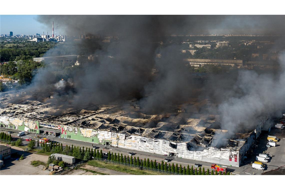 Litauen: Russischer Geheimdienst hinter Brandanschlag Im Mai 2024 stand ein Einkaufszentrum in Warschau in Flammen. Litauische Ermittler sehen jetzt Verbindungen zwischen festgenommenen Tatverdächtigen und Brandanschlägen in Polen. (Archivbild)