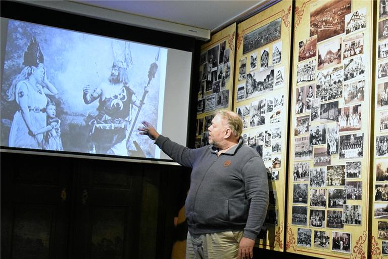 Im Medienraum besteht die Möglichkeit, auch Filmdokumente anzuschauen. Christian Schweizer zeigt hier einen Ausschnitt von Aufnahmen der Römerfestspiele, die in Murrhardt stattfanden. Auch die Wand mit Fotografien aus den Jahren von 1870 bis 1925 vermittelt eine Fülle von Eindrücken aus der Vergangenheit der Walterichstadt. Foto: E. Klaper