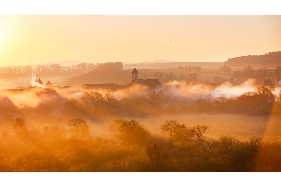 Bilder des Tages Im Morgennebel liegt die Kirche St. Gallus in Riedlingen-Zell.