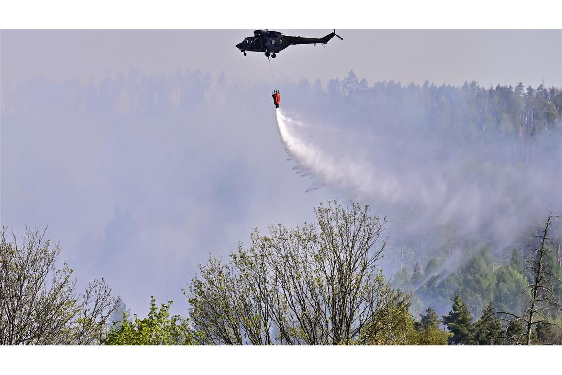 Im Nationalpark Böhmische Schweiz kämpft man mit Hilfe von Hubschraubern gegen die Flammen. Bald soll es aber regnen.