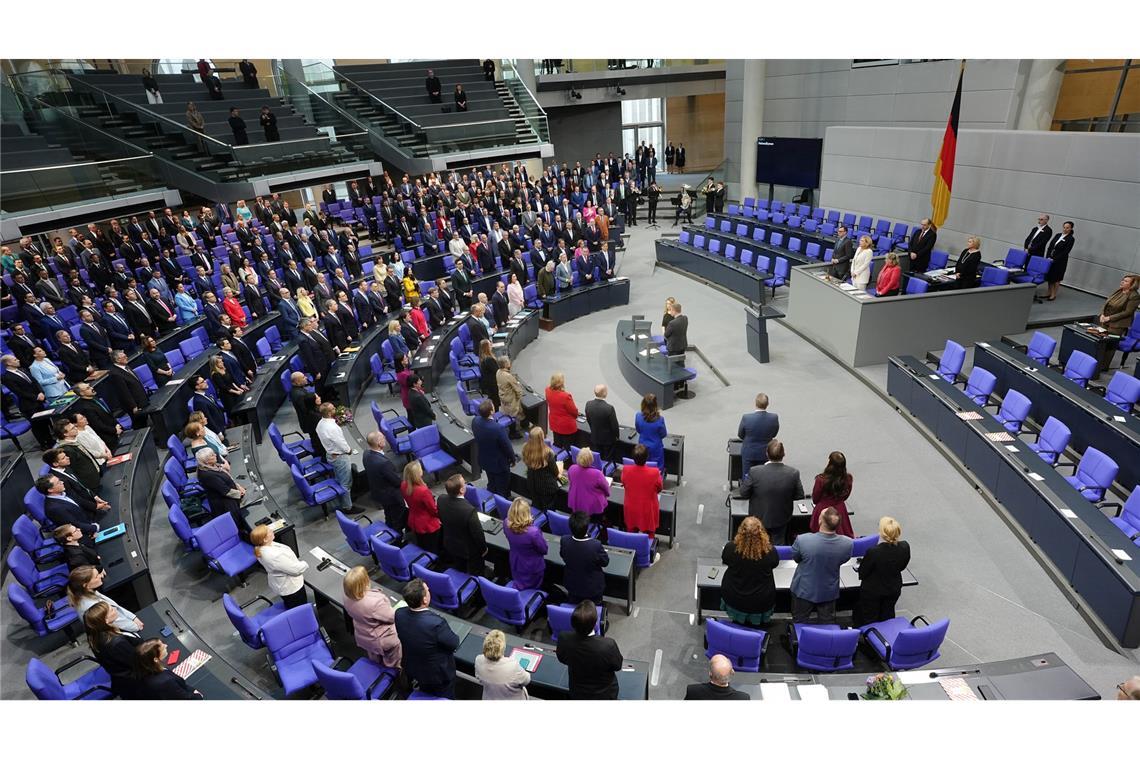Umfrage: AfD rückt näher an Union heran Im neuen Bundestag ist die Union vor der AfD zweitstärkste Kraft.