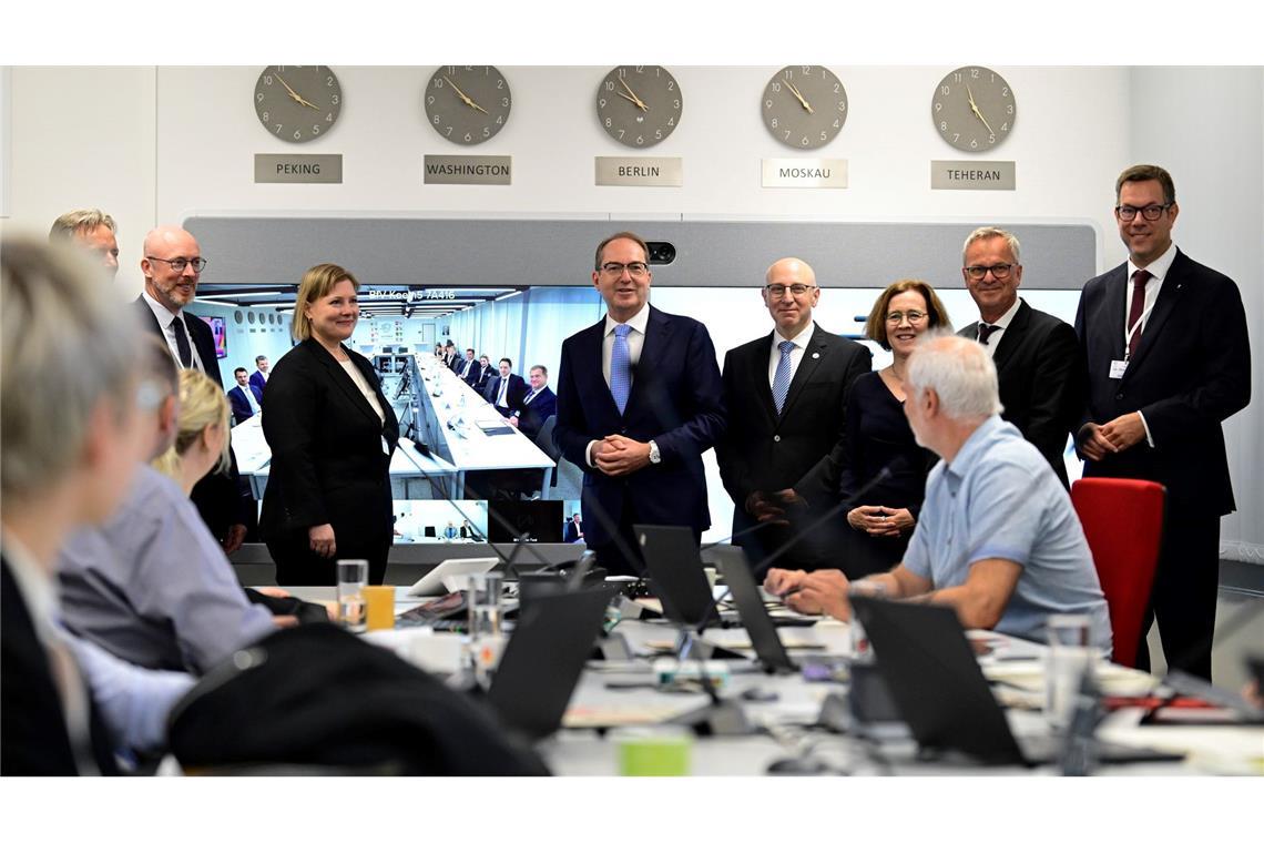 Im neuen Gemeinsamen Zentrum zur Abwehr hybrider Bedrohungen tauschen sich die verschiedenen Behörden anlassbezogen zu neuen Trends und konkreten Angriffen aus.