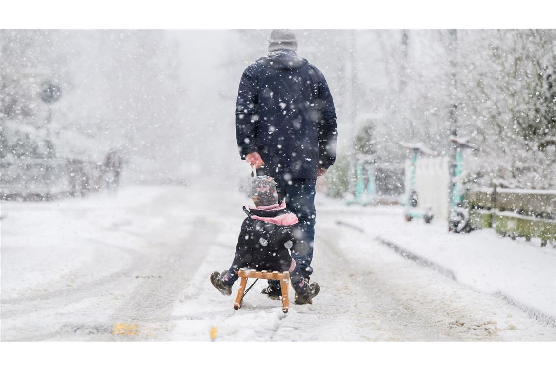 Winterwetter in Deutschland: Neue Schneeschauer erwartet Im Norden und Osten wird am Freitag noch Schnee erwartet.