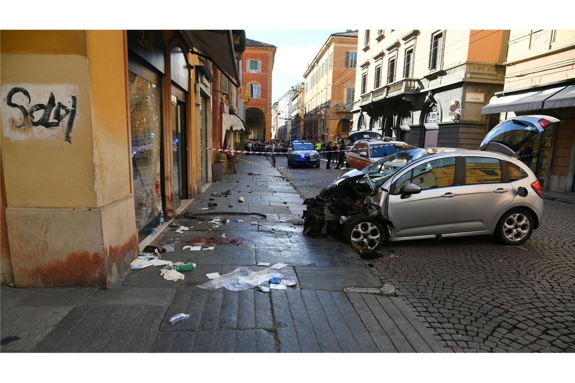 Im norditalienischen Modena fuhr ein Auto in eine Menschenmenge.