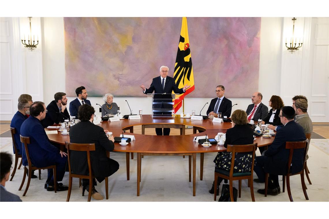 Vier von fünf Deutschen sehen gesellschaftliche Spaltung Im November 2023 lud Bundespräsident Frank-Walter Steinmeier zu einer Diskussion mit dem Titel "Krieg in Nahost: Für ein friedliches Zusammenleben in Deutschland!" ins Schloss Bellevue. Teilnehmer waren Menschen, die in der täglichen Arbeit für ein friedliches Zusammenleben ohne Antisemitismus und Muslimfeindlichkeit eintreten.