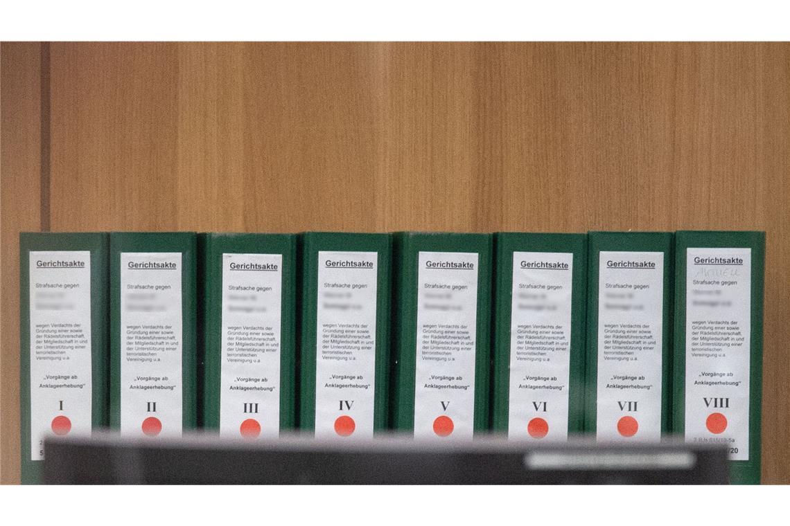 37 Schritte in Demut Im November 2023 verurteilten die drei Richter und beiden Richterinnen des 5. Strafsenats zehn Männer zu teilweise langen Hadtstrafen. Den Informanten Paul-Ludwig U. sprachen sie frei. Ein weiterer Angeklagter war während des Verfahrens an einer Herzschwäche verstorben. Das Verfahren im Prozessgebäude des OLG Stuttgart in Stammheim dauerte 173 Tage. Es ist bislang das längste Verfahren in diesem Gerichtsgebäude. Das Urteil gegen die Gruppe S. ist noch nicht rechtskräftig, weil einige Verurteilte es vor dem Bundesgerichtshof anfechten.